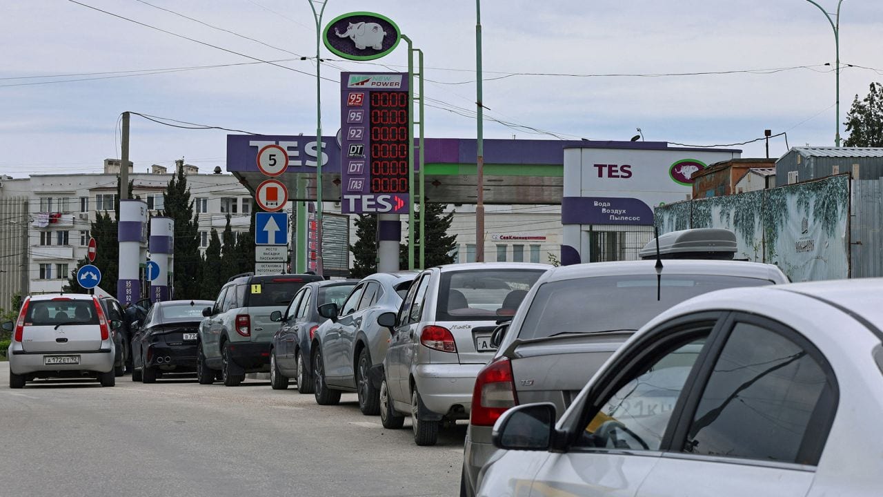 Les files d'attente pour le carburant en Crimée montrent la portée de l'Ukraine