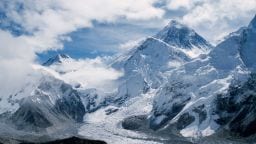Šerpa přežil sedm dní ztracených na Everestu