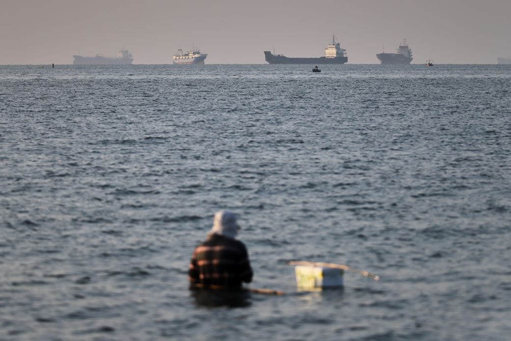 Hormuz se „znovu otevřel“, ale lodě se nepohybují