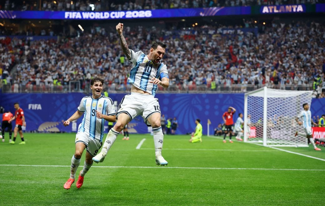 Messi krümmt die Zeit, nicht nur Freistöße