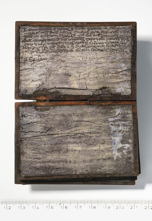 Cuaderno medieval encontrado en un baño de 800 años