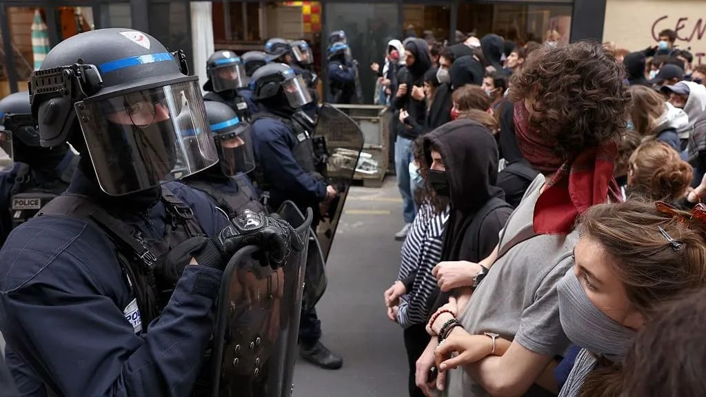 Der Junge verliert eine Hand. Die Polizei macht eine Pause?